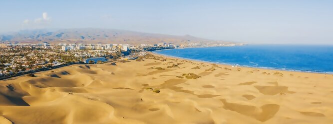Trip Gran Canaria - Sanddünen unter dem Leuchtturm Der Leuchtturm von Maspalomas erhebt sich im Süden von Gran Canaria, inmitten eines Küstenabschnitts, der zu den meistbesuchten Touristengebieten Europas zählt. Von Düne zu Düne - der Strand von Maspalomas. In Maspalomas, Playa del Inglés und Meloneras gibt es viele Hotels und Ferienwohnungen sowie unzählige attraktive Möglichkeiten für Tag- und Nachtaktivitäten, um den Aufenthalt am und um den Strand angenehm zu gestalten. Seit die ersten Besucher erkannten, dass schönes Wetter hier eine tägliche Gewohnheit war, hat der Leuchtturm von Maspalomas Tausende von Sonnentagen, Flitterwochen, Schwimmen und Strandspaziergängen gezählt.