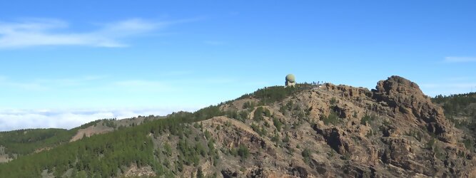 Trip Gran Canaria - Im Hintergrund ist oft der Teide auf der Nachbarinsel Teneriffa zu sehen. „Le Roque Nublo“ erhebt sich majestätisch und anmutig und zu seinen Füßen liegt das Dorf Tejeda.Wir können deutlich drei riesige, stark erodierte Senken erkennen. Ende des 19. Jahrhunderts wurde diese Landschaft wie folgt beschrieben: „Diese Bergwelt besteht aus tiefen Becken und Vulkankegeln … Diese erstaunliche Wirrzone mit ihren großen schwarzen Felsen und ihren gewaltigen Spalten würde viel wilder aussehen, wenn sie es wäre nicht ganz von Vegetation bewachsen“.