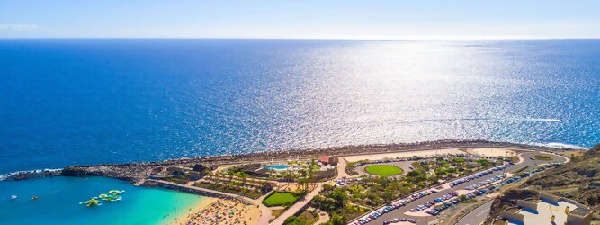 Trip Gran Canaria - Dieser Strand, Playa de Amadores, zeichnet sich durch ruhiges Wasser ohne Wellen aus, was darauf zurückzuführen ist, dass der Strand von zwei Wellenbrechern geschützt wird. Der weiche weiße und gelbe Sand lädt ganzjährig dazu ein, sich ruhig auf einer Sonnenliege zu entspannen oder stundenlang auf einer Luftmatratze über kristallklares Wasser zu treiben, da an diesem Strand weder Musik noch Ballspiele erlaubt sind. Und was gibt es Schöneres am frühen Abend, als von der Sonnenliege aus zuzusehen, wie sich die Sonne langsam hinter der Nachbarinsel Teneriffa versteckt. Ein für alle zugänglicher Strand in der Nähe von Puerto Rico.