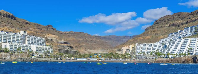 Trip Gran Canaria - Urlaub in Playa Taurito ist besonders beliebt bei Familien. Wer dem Trubel der Großstädte Gran Canarias entfliehen möchte, ist am Playa Taurito genau richtig. Der kleine Badeort ist das ideale Ziel für Erholungssuchende. Der kleine Strand ist von Felsen eingerahmt, was Ruhe und Abgeschiedenheit garantiert. Der feine Sand lädt zum Sonnenbaden ein und das klare Wasser verführt zu einer Erfrischung. Wassersportler finden bei einem Urlaub in Playa Taurito ihr Paradies: Schnorchler und Schnorchler sind begeistert von der Vielfalt der Unterwasserwelt, während Surfer und Jetskifahrer den Wind nutzen.